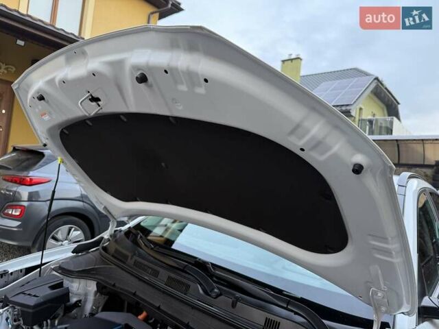 Белый Хендай Kona Electric, объемом двигателя 0 л и пробегом 92 тыс. км за 17950 $, фото 44 на Automoto.ua