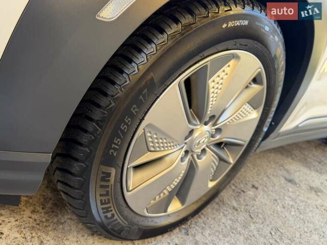 Білий Хендай Kona Electric, об'ємом двигуна 0 л та пробігом 64 тис. км за 16950 $, фото 17 на Automoto.ua