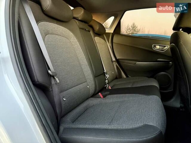 Белый Хендай Kona Electric, объемом двигателя 0 л и пробегом 78 тыс. км за 17250 $, фото 82 на Automoto.ua