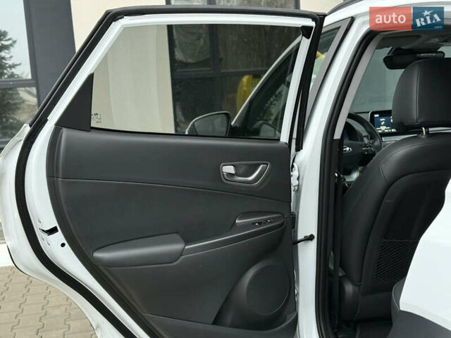 Белый Хендай Kona Electric, объемом двигателя 0 л и пробегом 98 тыс. км за 18999 $, фото 28 на Automoto.ua