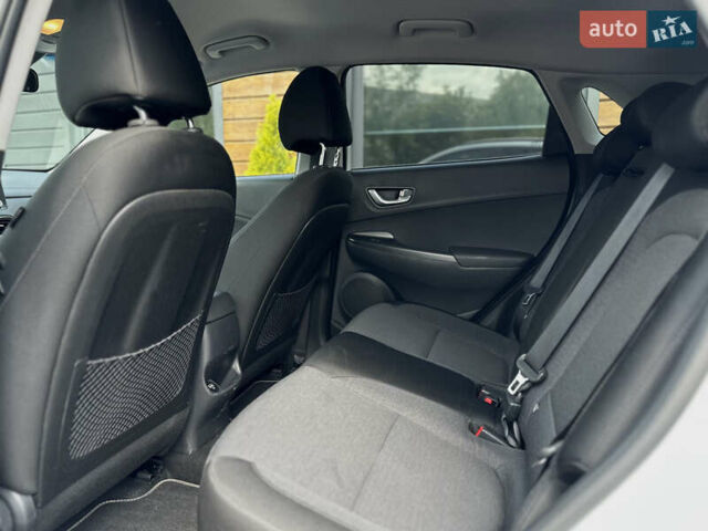 Білий Хендай Kona Electric, об'ємом двигуна 0 л та пробігом 93 тис. км за 18900 $, фото 54 на Automoto.ua