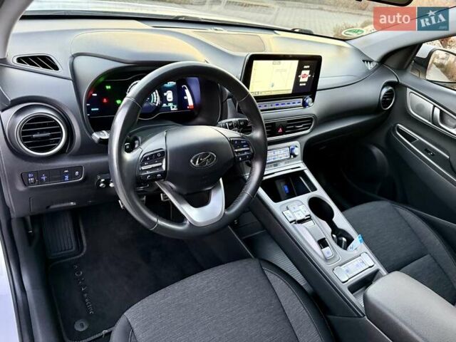 Белый Хендай Kona Electric, объемом двигателя 0 л и пробегом 78 тыс. км за 17250 $, фото 47 на Automoto.ua