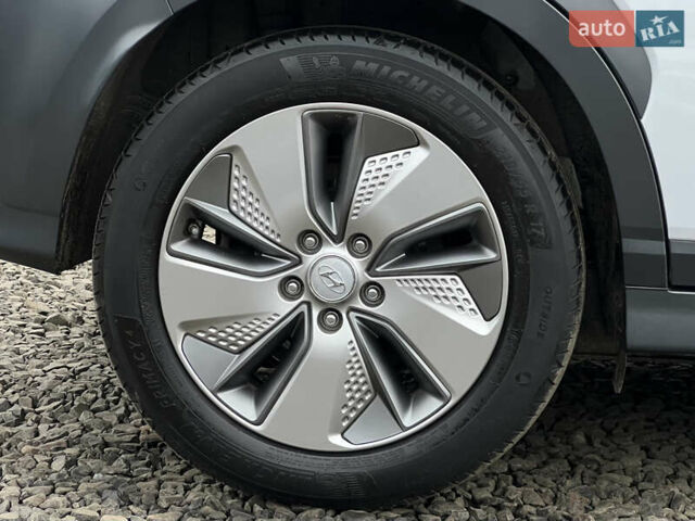 Білий Хендай Kona Electric, об'ємом двигуна 0 л та пробігом 70 тис. км за 19828 $, фото 15 на Automoto.ua