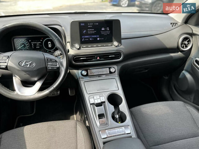Білий Хендай Kona Electric, об'ємом двигуна 0 л та пробігом 93 тис. км за 18900 $, фото 44 на Automoto.ua