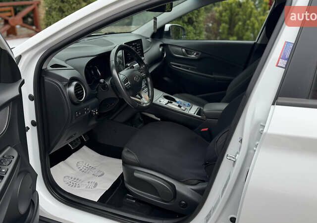 Белый Хендай Kona Electric, объемом двигателя 0 л и пробегом 124 тыс. км за 17494 $, фото 81 на Automoto.ua
