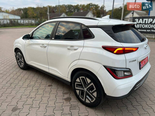 Белый Хендай Kona Electric, объемом двигателя 0 л и пробегом 120 тыс. км за 19550 $, фото 2 на Automoto.ua