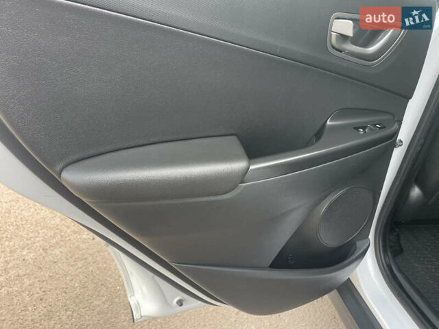 Белый Хендай Kona Electric, объемом двигателя 0 л и пробегом 117 тыс. км за 16500 $, фото 15 на Automoto.ua