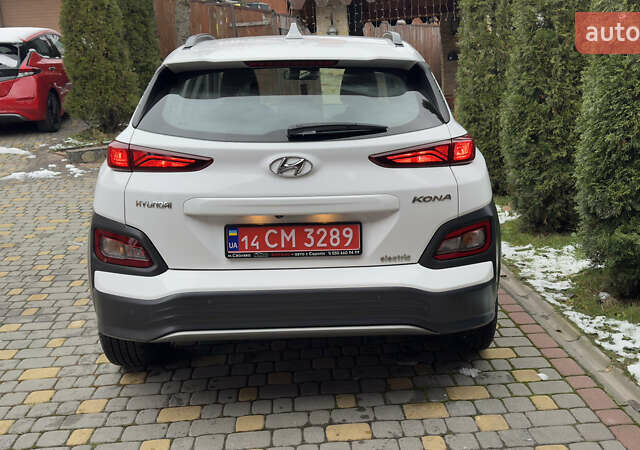 Белый Хендай Kona Electric, объемом двигателя 0 л и пробегом 124 тыс. км за 17494 $, фото 3 на Automoto.ua