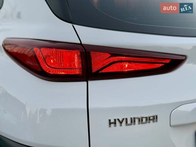 Белый Хендай Kona Electric, объемом двигателя 0 л и пробегом 78 тыс. км за 17250 $, фото 35 на Automoto.ua
