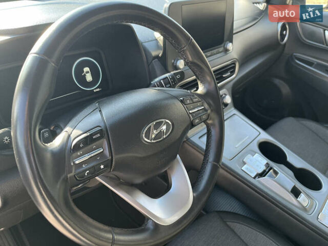 Белый Хендай Kona Electric, объемом двигателя 0 л и пробегом 51 тыс. км за 16999 $, фото 45 на Automoto.ua