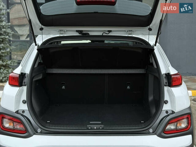 Белый Хендай Kona Electric, объемом двигателя 0 л и пробегом 98 тыс. км за 18999 $, фото 51 на Automoto.ua