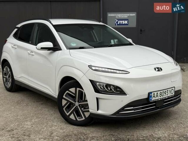 Белый Хендай Kona Electric, объемом двигателя 0 л и пробегом 64 тыс. км за 21499 $, фото 2 на Automoto.ua