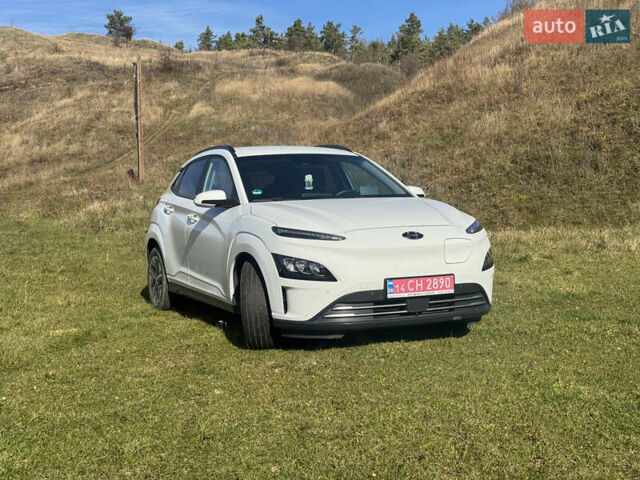 Белый Хендай Kona Electric, объемом двигателя 0 л и пробегом 101 тыс. км за 19800 $, фото 4 на Automoto.ua