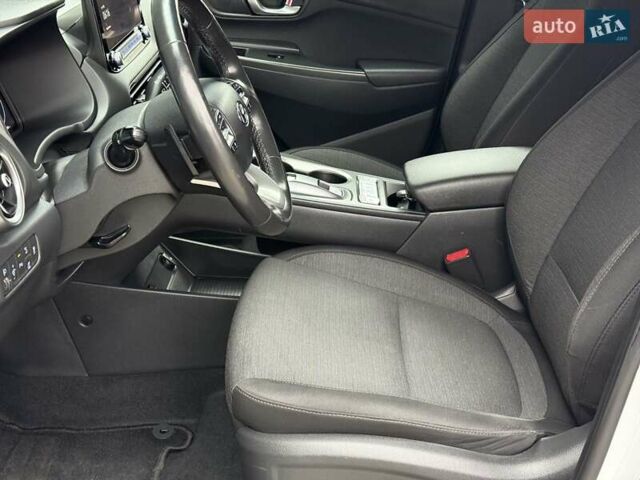 Белый Хендай Kona Electric, объемом двигателя 0 л и пробегом 64 тыс. км за 21499 $, фото 42 на Automoto.ua