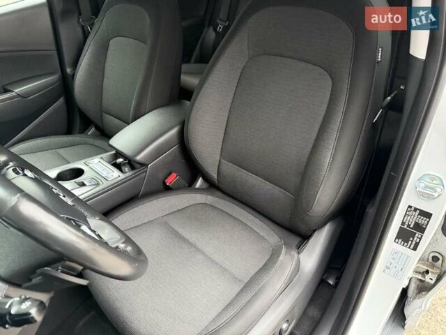 Белый Хендай Kona Electric, объемом двигателя 0 л и пробегом 64 тыс. км за 21499 $, фото 43 на Automoto.ua