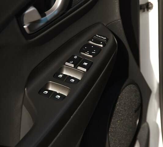 Білий Хендай Kona Electric, об'ємом двигуна 0 л та пробігом 130 тис. км за 22000 $, фото 4 на Automoto.ua