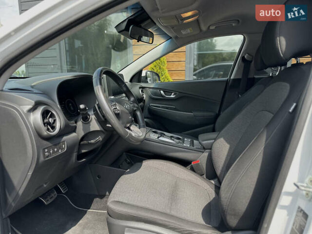 Білий Хендай Kona Electric, об'ємом двигуна 0 л та пробігом 93 тис. км за 18900 $, фото 31 на Automoto.ua