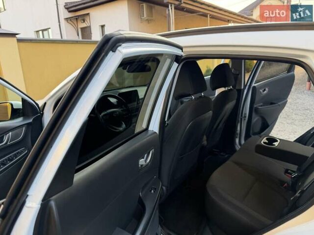 Білий Хендай Kona Electric, об'ємом двигуна 0 л та пробігом 64 тис. км за 16950 $, фото 63 на Automoto.ua