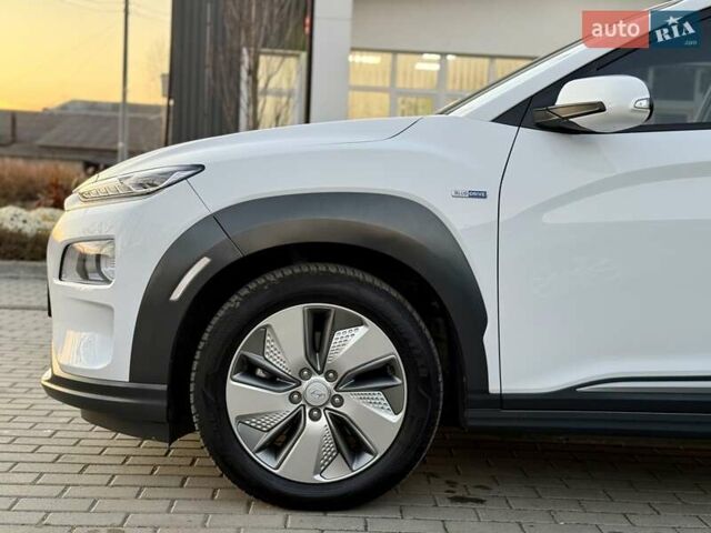 Белый Хендай Kona Electric, объемом двигателя 0 л и пробегом 78 тыс. км за 17250 $, фото 33 на Automoto.ua
