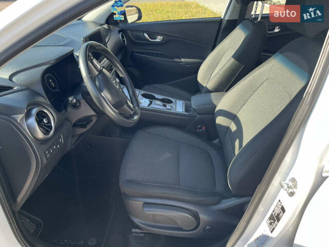 Белый Хендай Kona Electric, объемом двигателя 0 л и пробегом 51 тыс. км за 16999 $, фото 38 на Automoto.ua