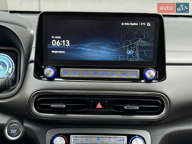 Белый Хендай Kona Electric, объемом двигателя 0 л и пробегом 64 тыс. км за 21499 $, фото 54 на Automoto.ua