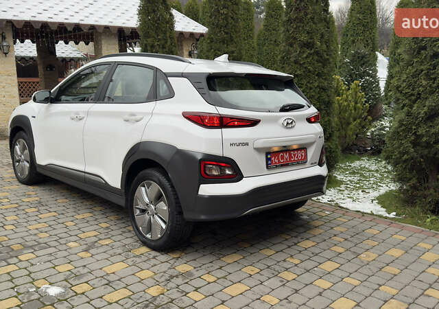 Белый Хендай Kona Electric, объемом двигателя 0 л и пробегом 124 тыс. км за 17494 $, фото 75 на Automoto.ua