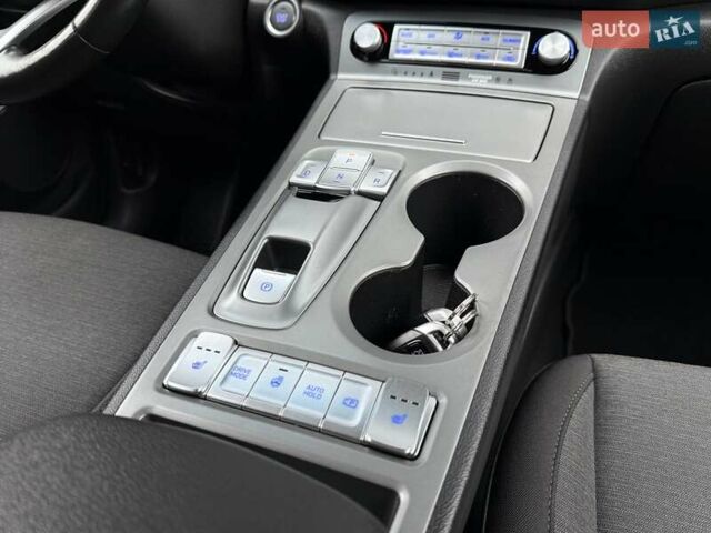 Белый Хендай Kona Electric, объемом двигателя 0 л и пробегом 64 тыс. км за 21499 $, фото 57 на Automoto.ua