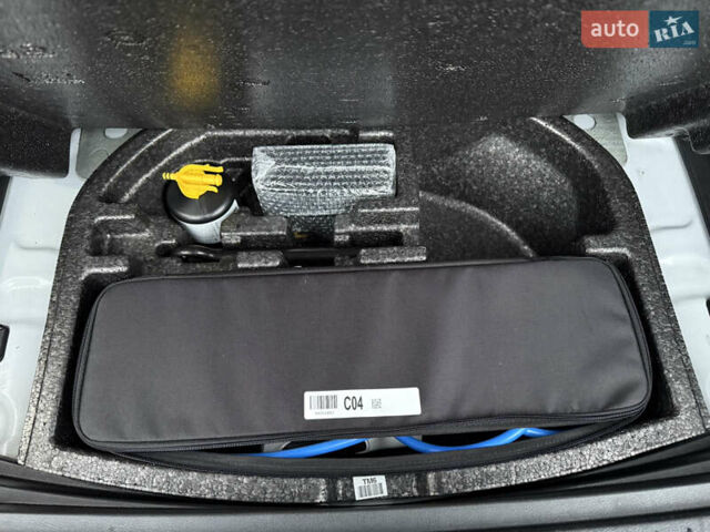 Белый Хендай Kona Electric, объемом двигателя 0 л и пробегом 98 тыс. км за 18999 $, фото 53 на Automoto.ua