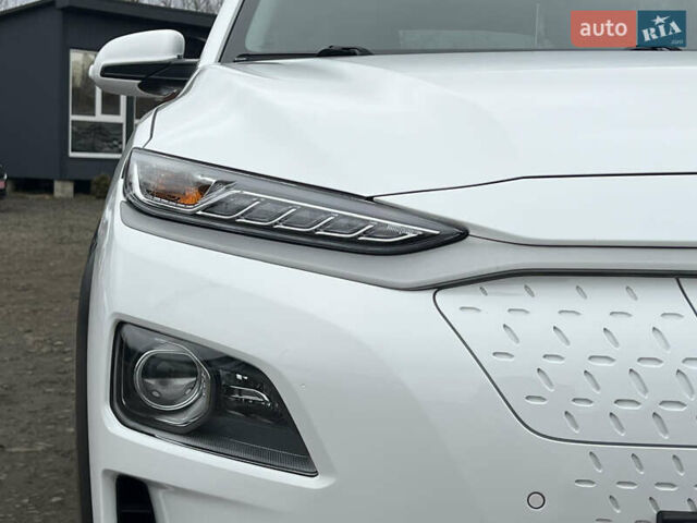 Белый Хендай Kona Electric, объемом двигателя 0 л и пробегом 111 тыс. км за 18570 $, фото 13 на Automoto.ua