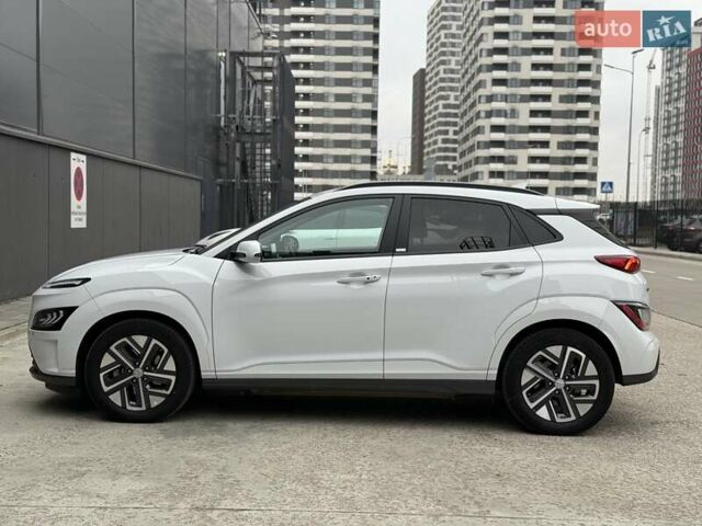 Белый Хендай Kona Electric, объемом двигателя 0 л и пробегом 64 тыс. км за 21499 $, фото 27 на Automoto.ua