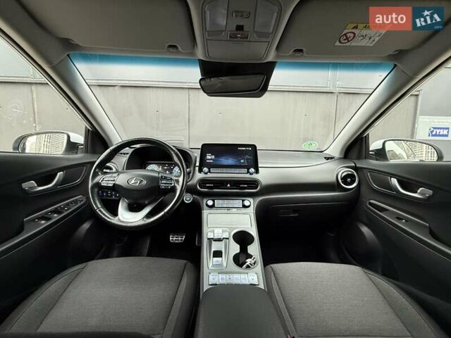 Белый Хендай Kona Electric, объемом двигателя 0 л и пробегом 64 тыс. км за 21499 $, фото 39 на Automoto.ua