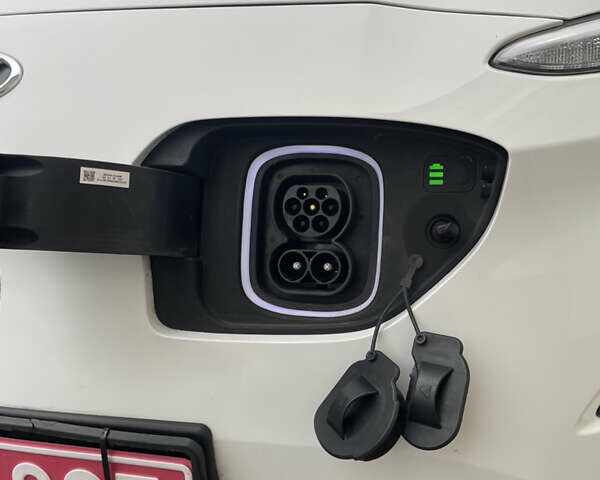 Белый Хендай Kona Electric, объемом двигателя 0 л и пробегом 57 тыс. км за 17600 $, фото 18 на Automoto.ua