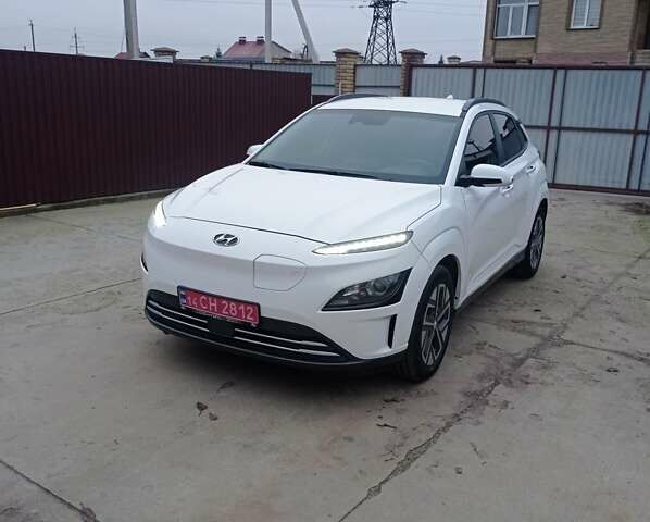 Белый Хендай Kona Electric, объемом двигателя 0 л и пробегом 42 тыс. км за 17500 $, фото 1 на Automoto.ua