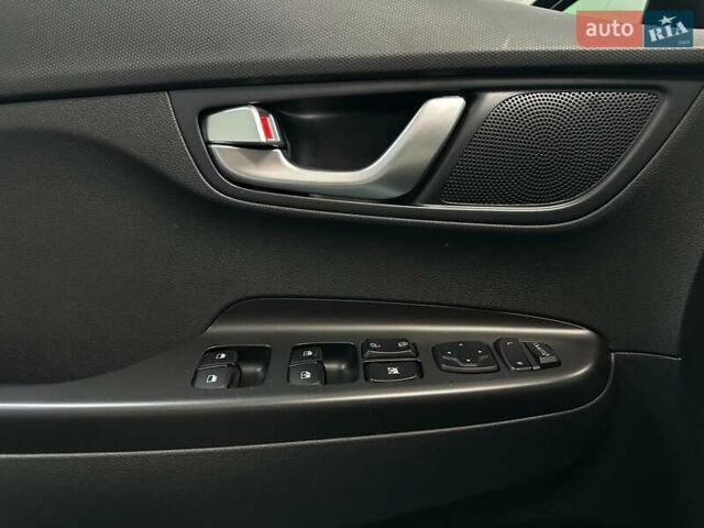 Белый Хендай Kona Electric, объемом двигателя 0 л и пробегом 108 тыс. км за 20900 $, фото 35 на Automoto.ua