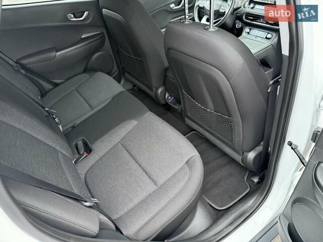 Белый Хендай Kona Electric, объемом двигателя 0 л и пробегом 52 тыс. км за 17599 $, фото 25 на Automoto.ua