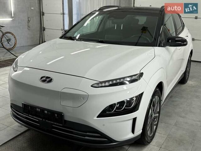 Белый Хендай Kona Electric, объемом двигателя 0 л и пробегом 52 тыс. км за 17599 $, фото 1 на Automoto.ua