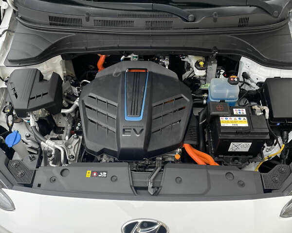 Белый Хендай Kona Electric, объемом двигателя 0 л и пробегом 57 тыс. км за 17600 $, фото 13 на Automoto.ua