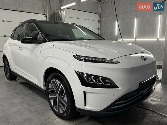 Белый Хендай Kona Electric, объемом двигателя 0 л и пробегом 52 тыс. км за 17599 $, фото 2 на Automoto.ua