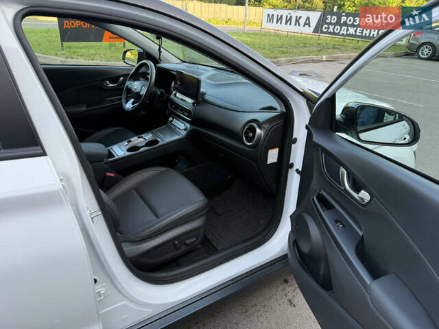 Білий Хендай Kona Electric, об'ємом двигуна 0 л та пробігом 15 тис. км за 24000 $, фото 11 на Automoto.ua