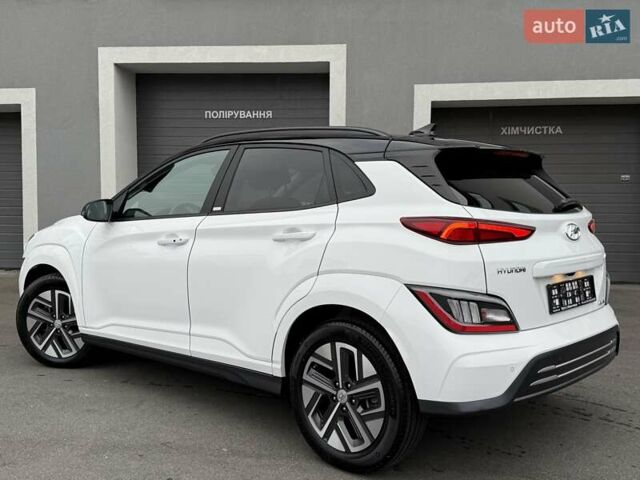 Белый Хендай Kona Electric, объемом двигателя 0 л и пробегом 52 тыс. км за 17599 $, фото 13 на Automoto.ua