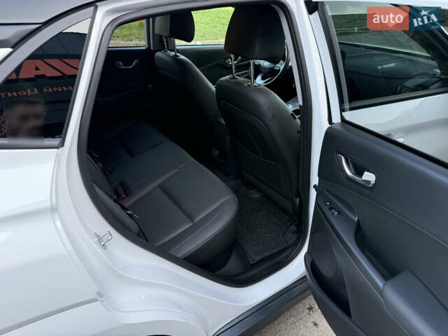 Білий Хендай Kona Electric, об'ємом двигуна 0 л та пробігом 15 тис. км за 24000 $, фото 7 на Automoto.ua