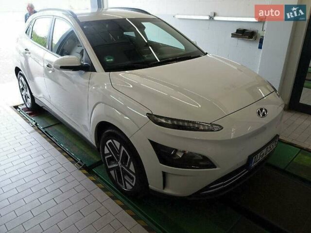 Белый Хендай Kona Electric, объемом двигателя 0 л и пробегом 60 тыс. км за 17700 $, фото 26 на Automoto.ua