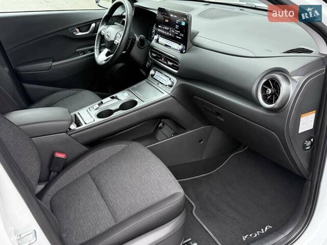 Белый Хендай Kona Electric, объемом двигателя 0 л и пробегом 52 тыс. км за 17599 $, фото 23 на Automoto.ua