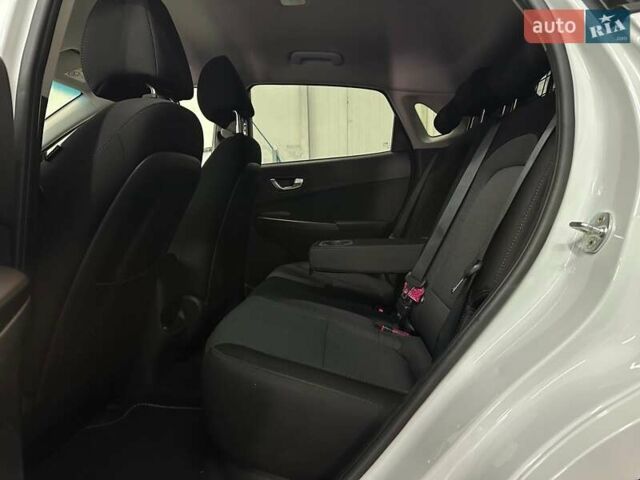 Белый Хендай Kona Electric, объемом двигателя 0 л и пробегом 108 тыс. км за 20900 $, фото 65 на Automoto.ua