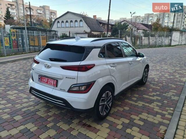 Белый Хендай Kona Electric, объемом двигателя 0 л и пробегом 60 тыс. км за 17700 $, фото 3 на Automoto.ua