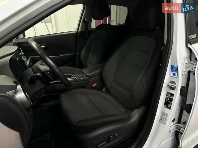 Белый Хендай Kona Electric, объемом двигателя 0 л и пробегом 108 тыс. км за 20900 $, фото 1 на Automoto.ua