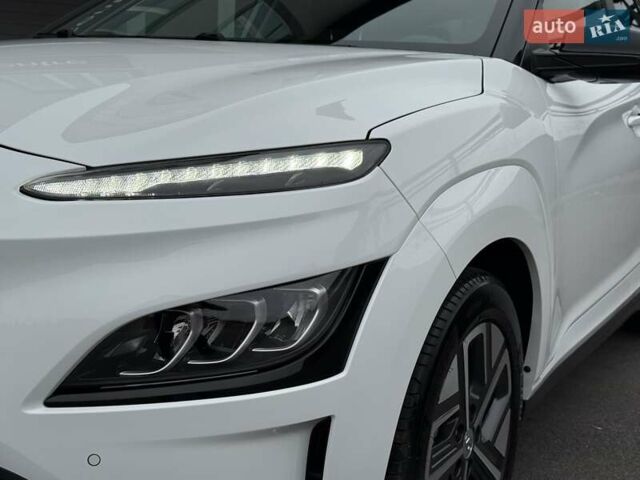 Белый Хендай Kona Electric, объемом двигателя 0 л и пробегом 52 тыс. км за 17599 $, фото 8 на Automoto.ua