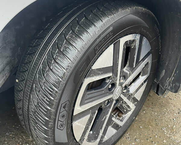 Белый Хендай Kona Electric, объемом двигателя 0 л и пробегом 57 тыс. км за 17600 $, фото 19 на Automoto.ua