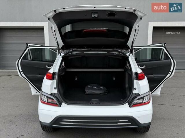 Белый Хендай Kona Electric, объемом двигателя 0 л и пробегом 52 тыс. км за 17599 $, фото 35 на Automoto.ua