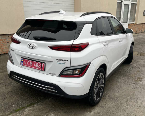 Белый Хендай Kona Electric, объемом двигателя 0 л и пробегом 57 тыс. км за 17600 $, фото 2 на Automoto.ua